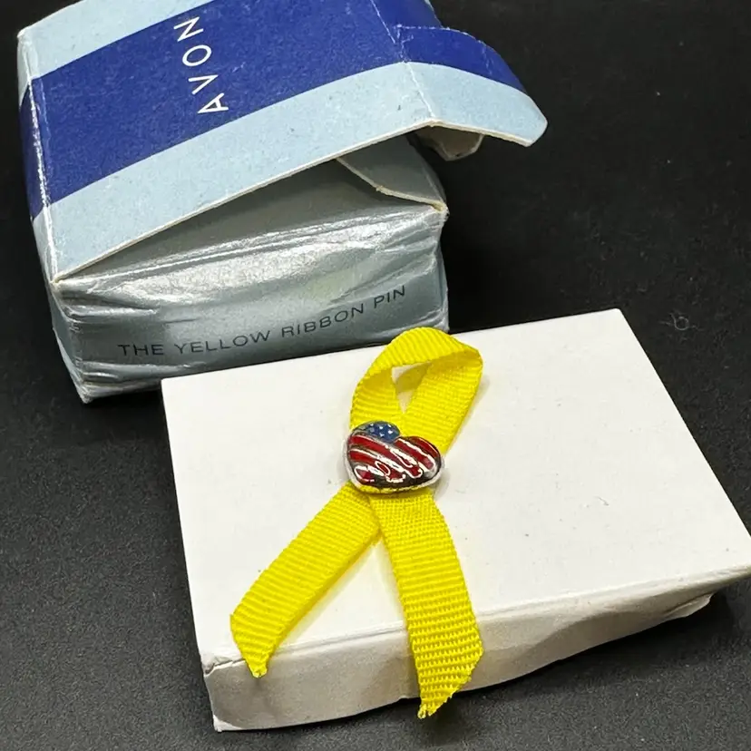 A122 - Avon Yellow Ribbon Pin