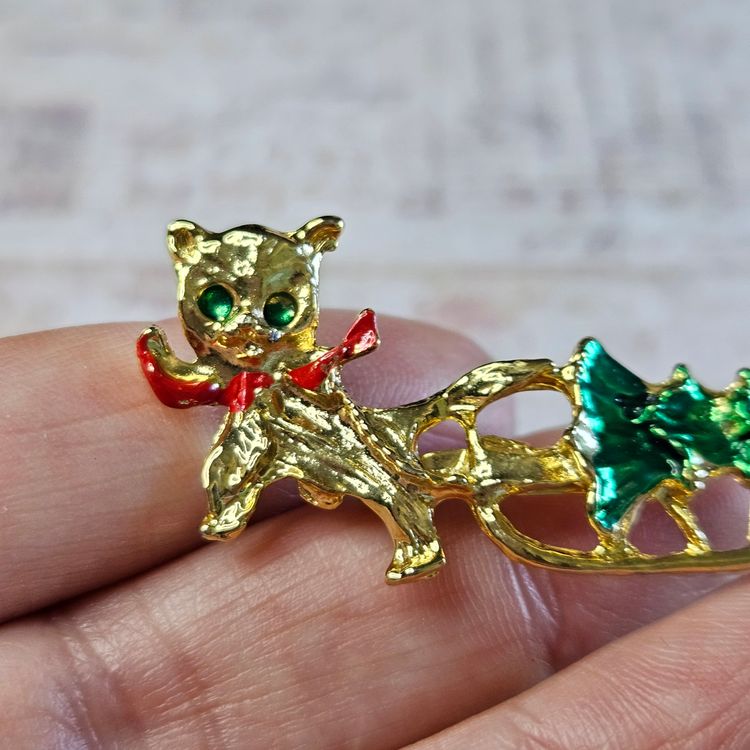 Kitten Pulling Sleigh Pin