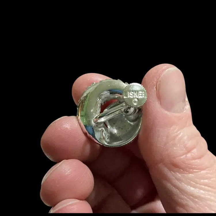 Vintage Silvertone Lisner Screw back Earrings. Silvertone Textured Feather Motif Design.