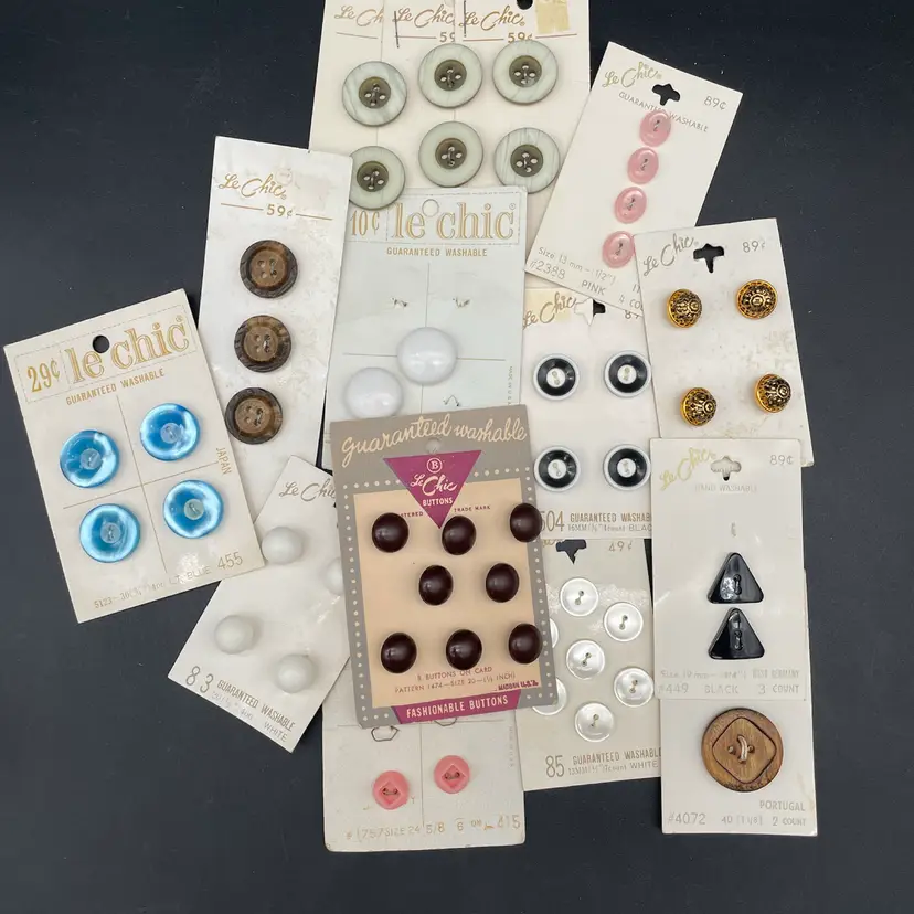 Lot Of 12 Vintage Le Chic Cards Of Buttons