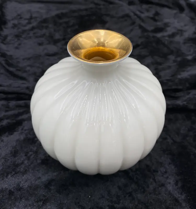 Lenox (USA) Ivory Porcelain Sweetbriar Bud Vase Ribbed, 24K Gold Rim, 4.6", MINT