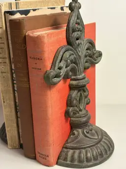A Pair Of Vintage FLEUR DE LIS CAST IRON BOOKENDS Or Doorstop