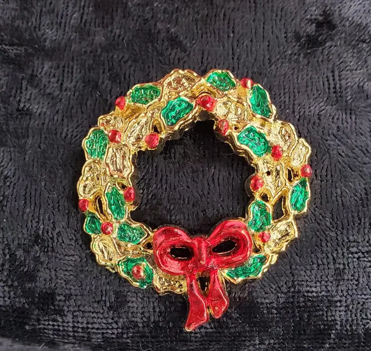 Christmas Wreath Brooch Pin Gold Tone Red & Green
