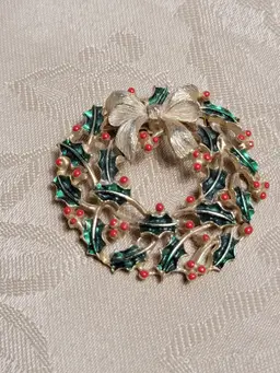 Vintage JJ wreath brooch