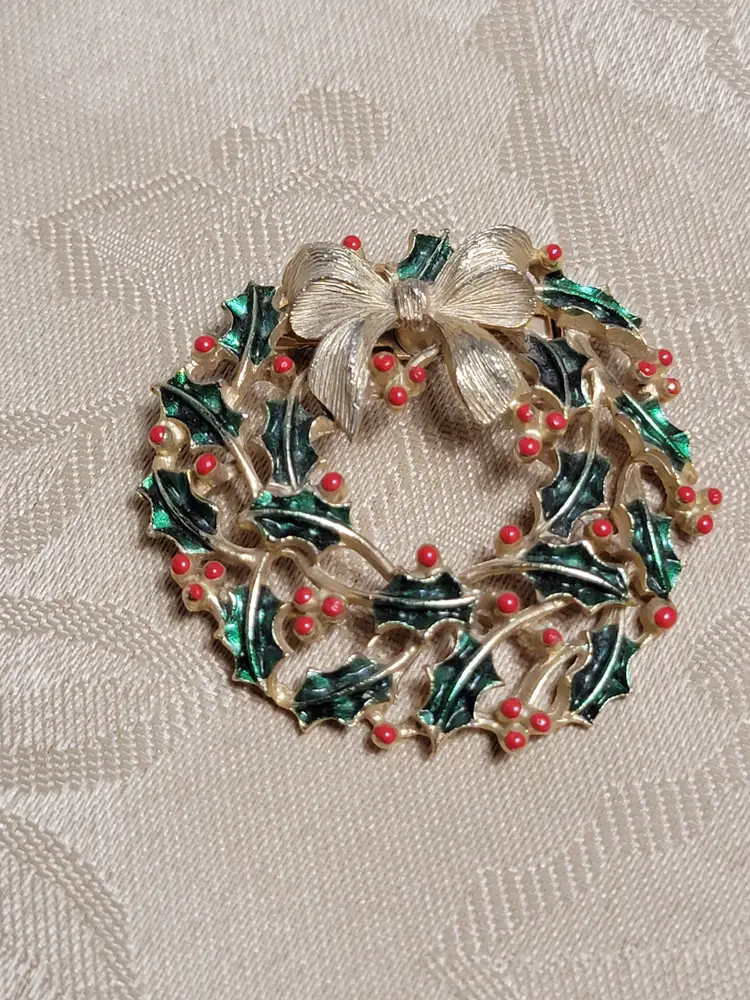 Vintage JJ wreath brooch