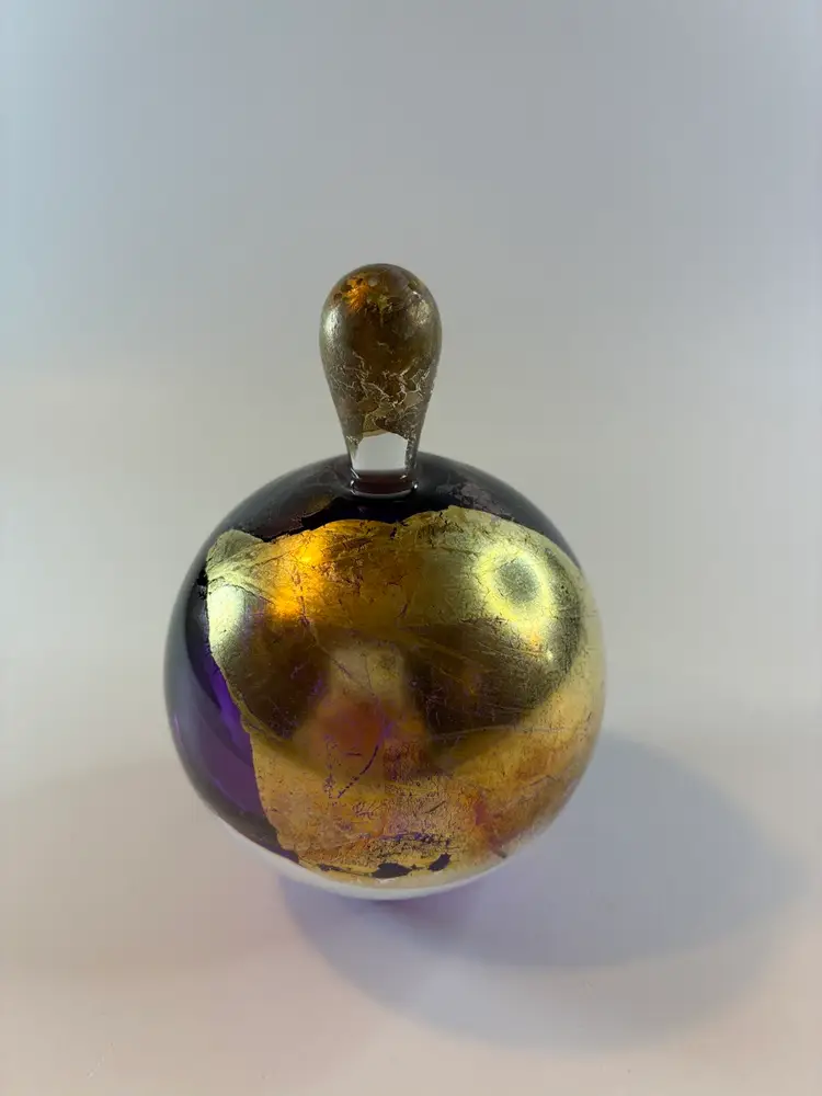 Matthew Buechner Thames Purple Art Glass Perfume Bottle With Gold Leaf Accents 4.25” T X 3” W