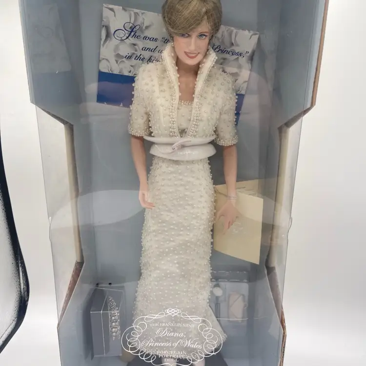 The Franklin Mint DIANA Princess of Wales Porcelain Doll WHITE PEARL BEAD DRESS