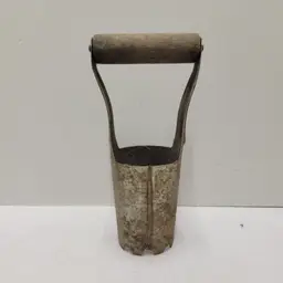 Primitive vintage flower bulb planter hole spade wood handle garden tool