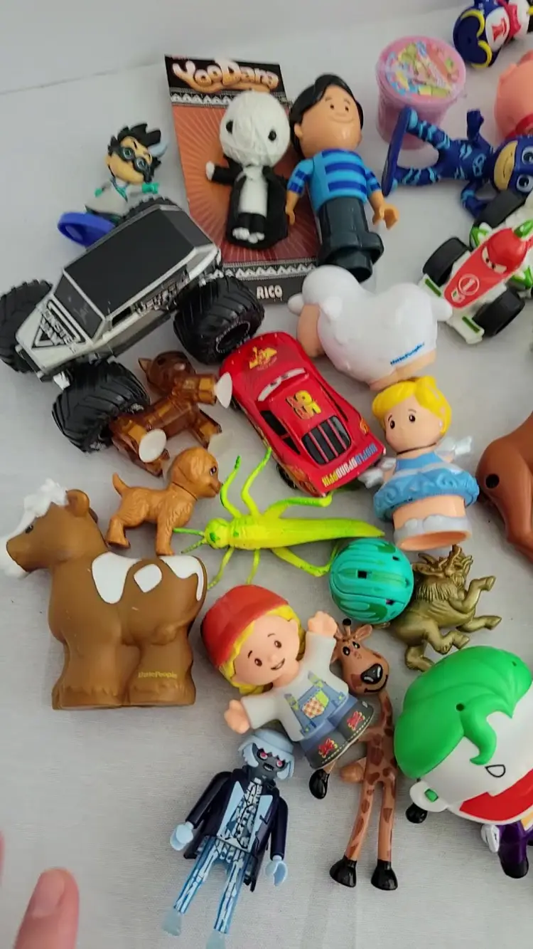 Lot Mixed Toys Figures Starwars Transformers Mickey Garfield Little People More (USB 3 10.17.1)