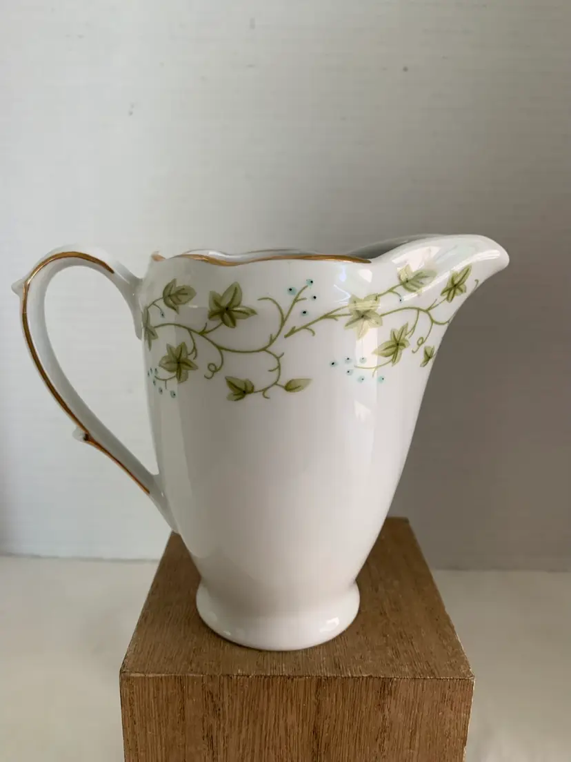 CMIELOW DIANA (Poland) Creamer 4 3/8, 10 oz Ivy Pattern