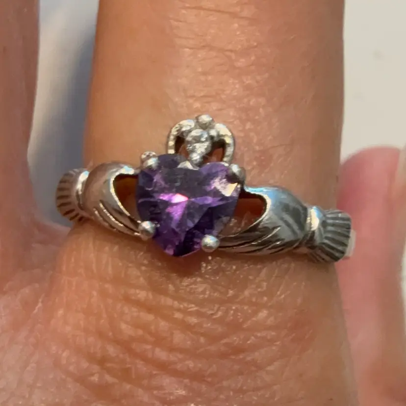 Vintage Sterling Silver Heart Shaped Amethyst Irish Claddagh Ring Size 7, 2.1g