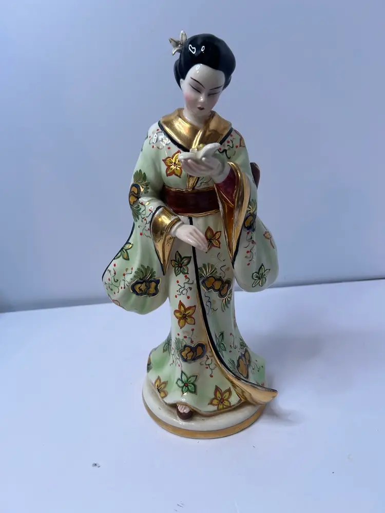 Vintage Fine China Asian Woman Figurine Made In Italy. Signed