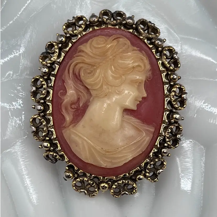 #40 BJ Goldtone Metal Filigree Pink & Cream Acrylic Lady Cameo Brooch READ 2” 💖
