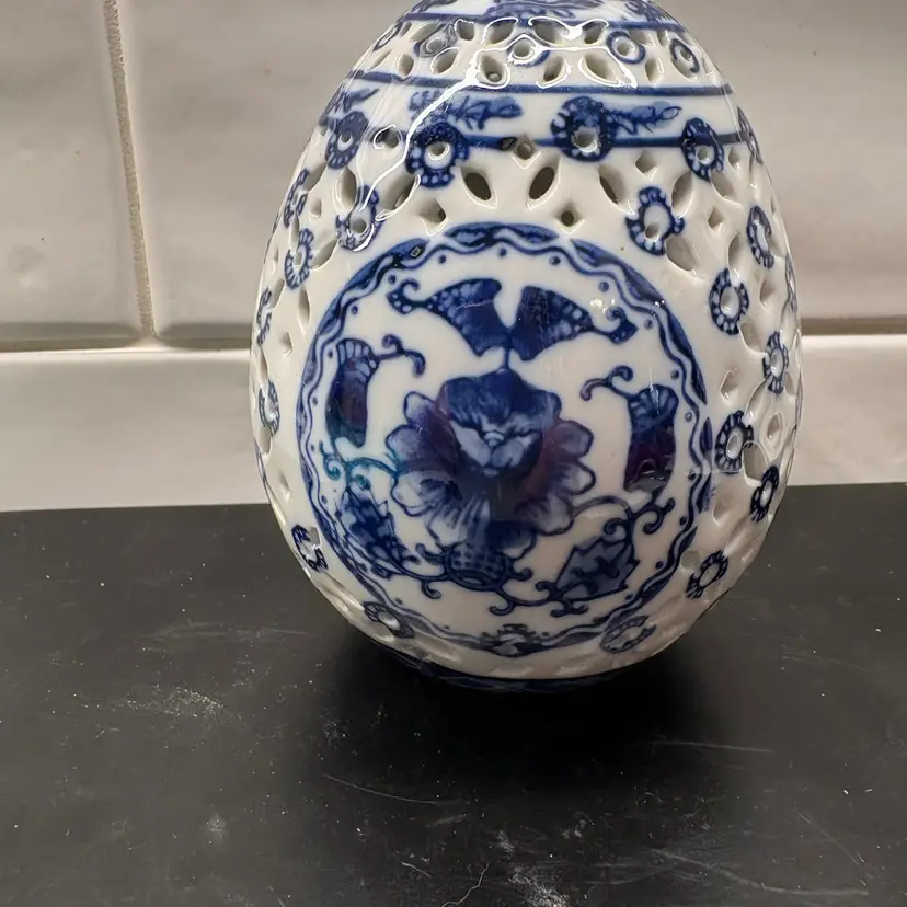 Vtg Bombay Co. Blue & White Reticulated Porcelain Egg 4” Chinoiserie Decor
