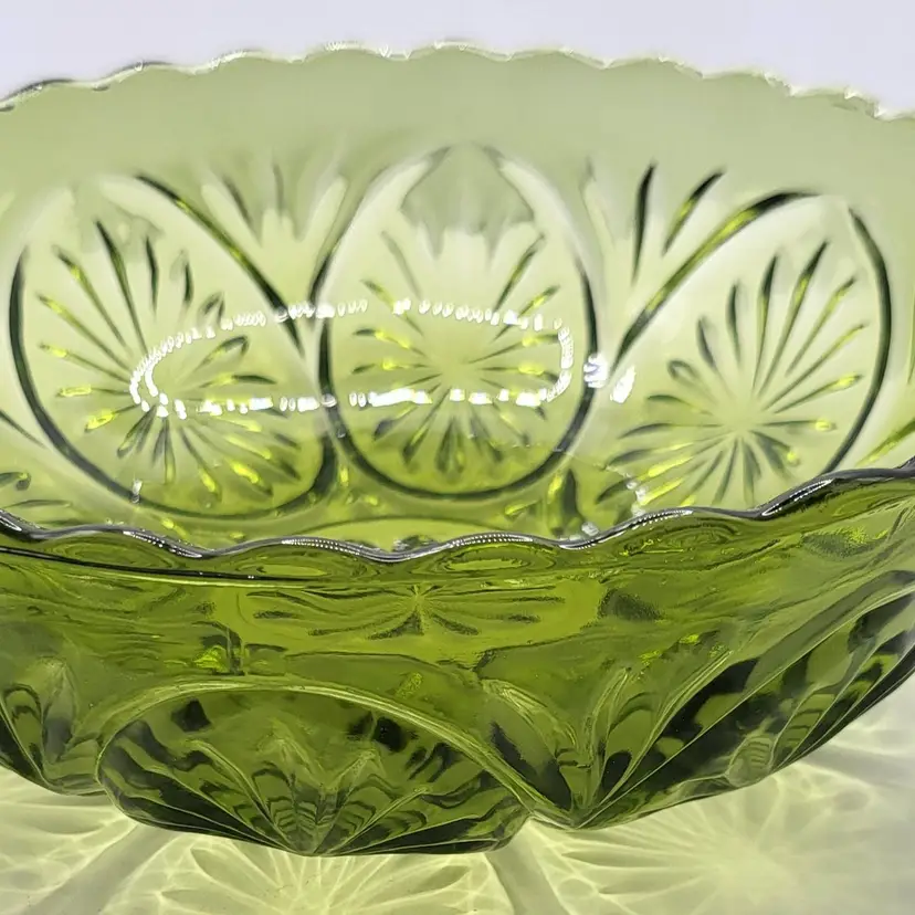 Vintage Anchor Hocking Star and Medallion Avocado Greenv Glass Bowl 8"