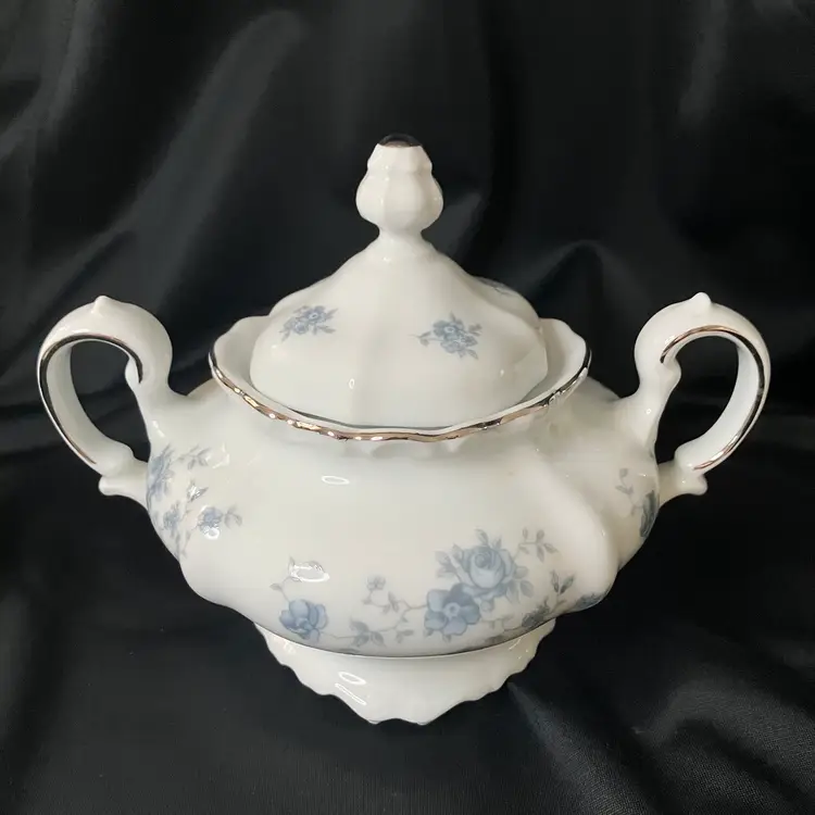 Vintage Johann Haviland Bavaria Germany Blue Garland  Sugar Bowl With Lid 5.25”