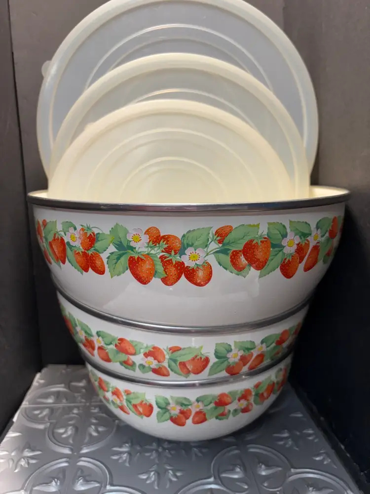 Vintage Strawberry Kobe Kitchen Enamelware Mixing Bowls with original lids/Nesting Bowls/Made in Japan/Retro Strawberry