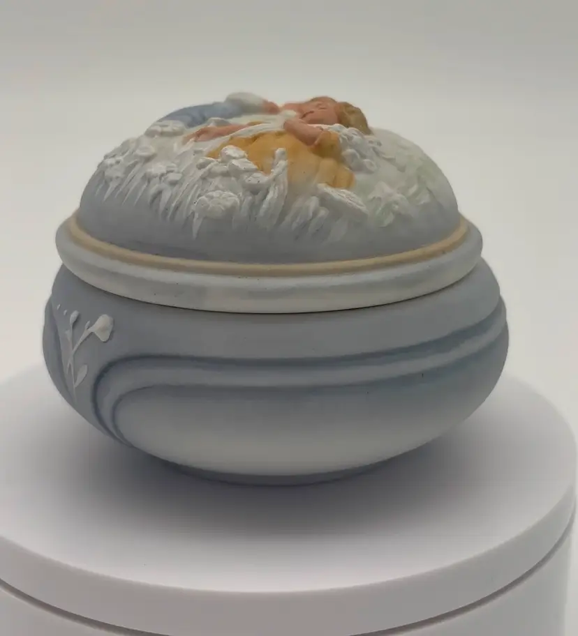 Avon "Golden Dreams" Hand-Painted Porcelain Music & Trinket Box 1985 Vintage