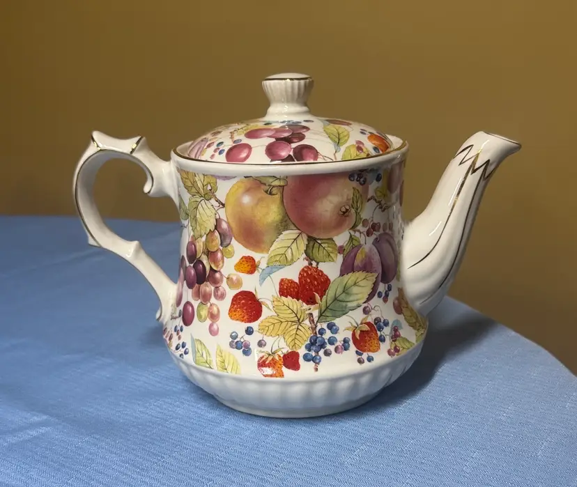 Windsor Fruit Chintz Teapot made in England fruit pattern 4-cup