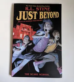 R.L. Stine The Scare School: Just Beyond (Paperback, Graphic Novel)