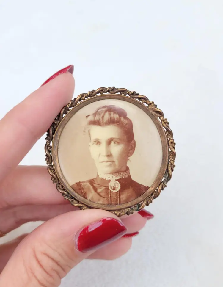Antique Victorian Woman Photo Gold Filled Round Picture Frame Wreath Pin Brooch