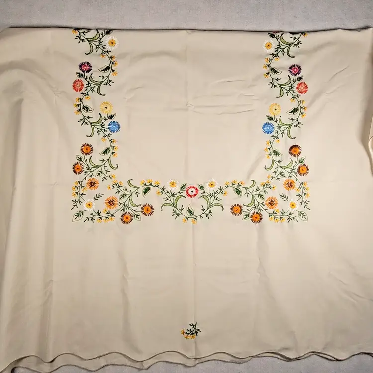Vintage Linen Hand Embroidered Luncheon Bridge Tablecloth + 4 Matching Napkins