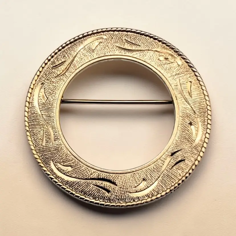 Vintage Coro Pegasus Gold Tone Open Etched Round Wreath Classic Brooch Pin