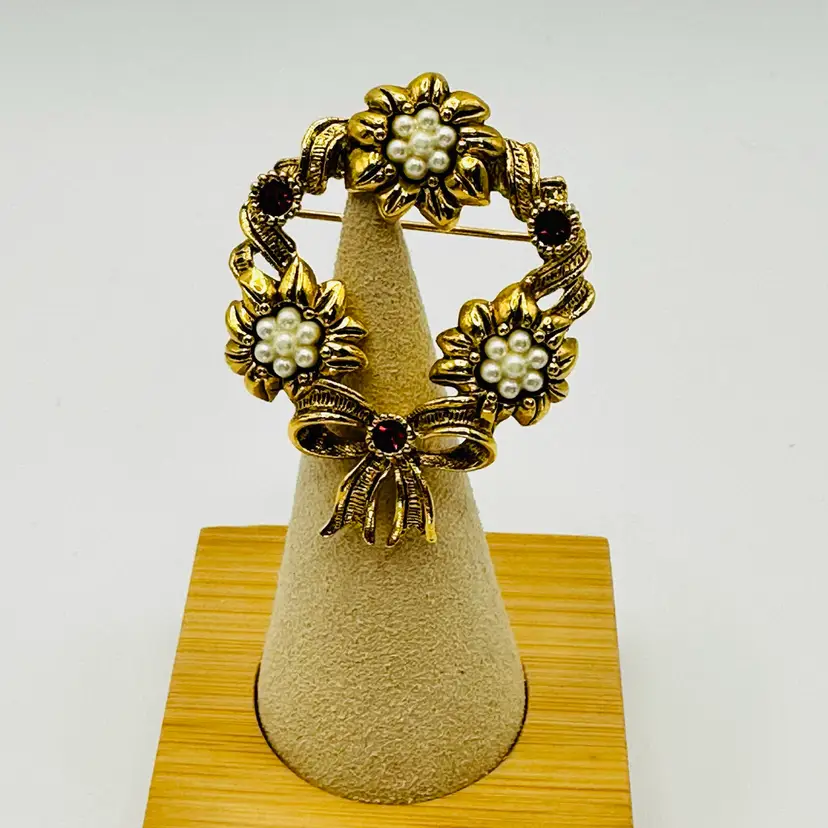 A041 - Avon Faux Pearl & Red Rhinestone Bow Wreath Brooch