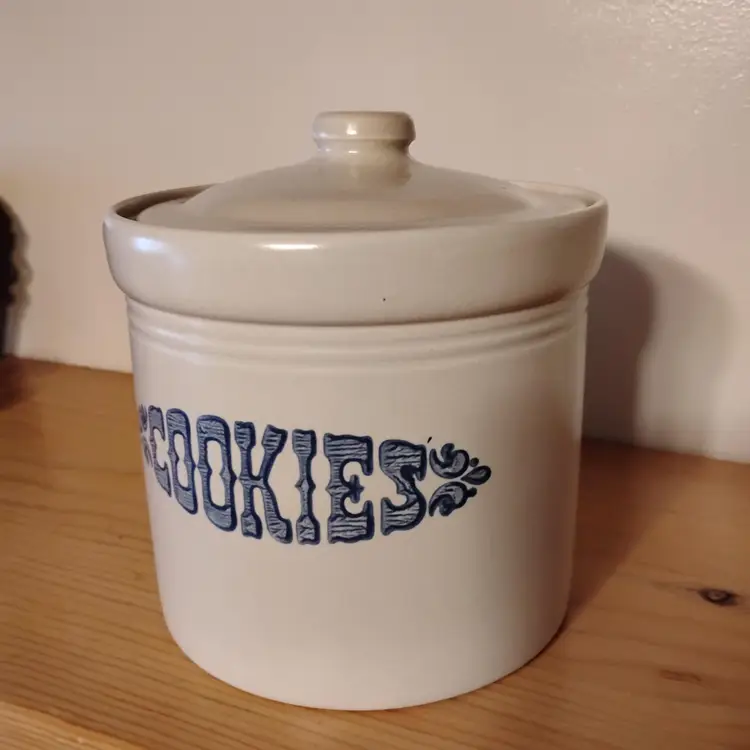 Pfaltzgraff Yorktowne Cookie Jar Canister 1.5 Qt