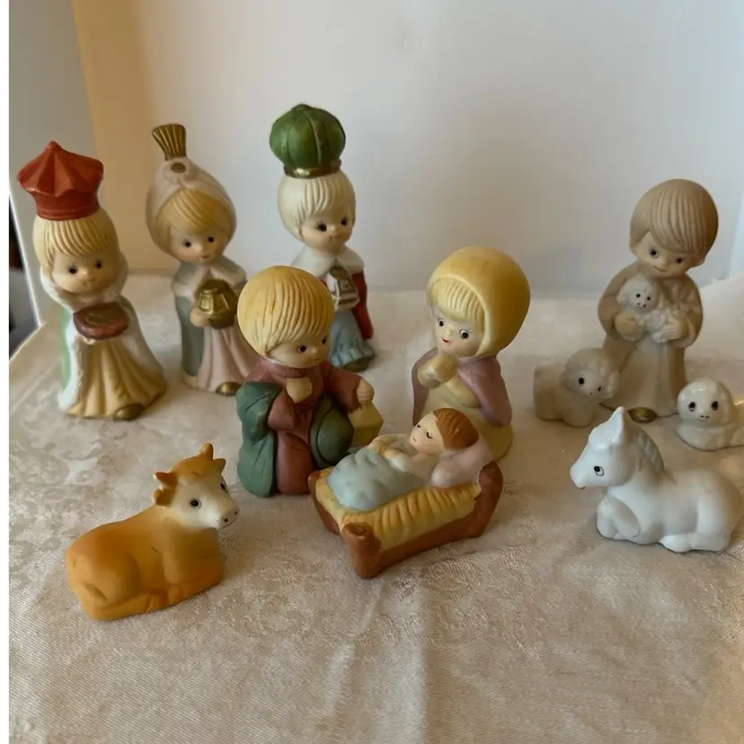 PORCELAIN NATIVITY SET 11 PC HAND PAINTED  1990’s Excellent Condition A+