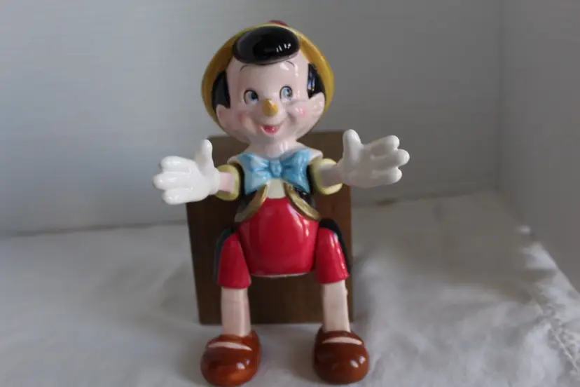 Disney Schmid Articulated Pinocchio The Entertainer Music Box Sits Stands Works
