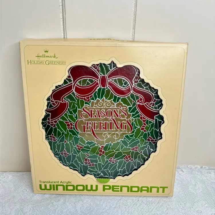 Vintage Hallmark Window Pendant Seasons Greetings Holiday Christmas Wreath In Original Packaging