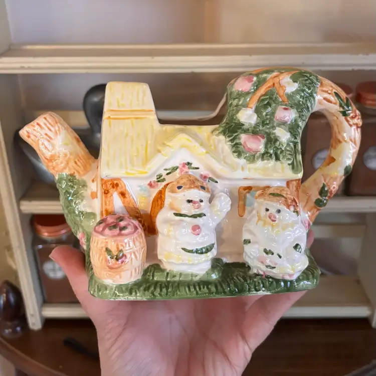 Vintage 1994 International 21 Apple Tree Cottage Pig Teapot