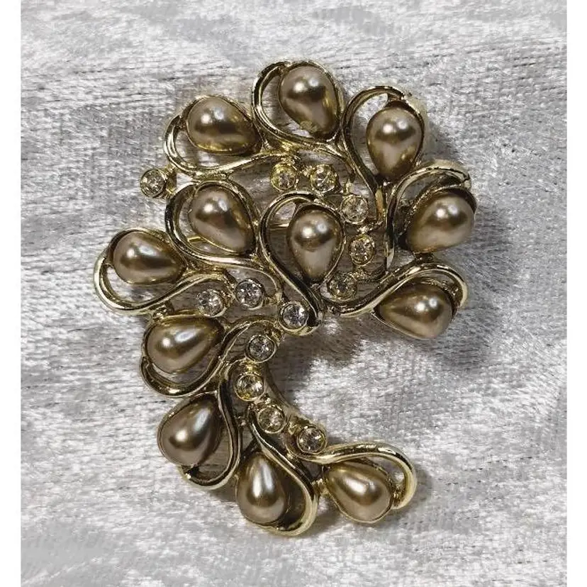 Vintage 1960 Sarah Coventry "Honeybunch" Gold Tone Brooch with Faux Pearls and Rhinestones - Signed