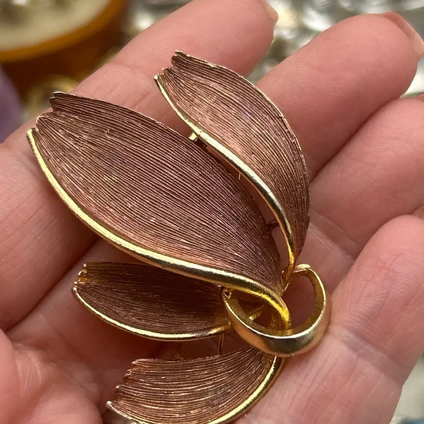Vintage Lisner Gold Tone Leaf Brooch – Brushed Textured Statement Pin – Mid Century Modern Jewelry