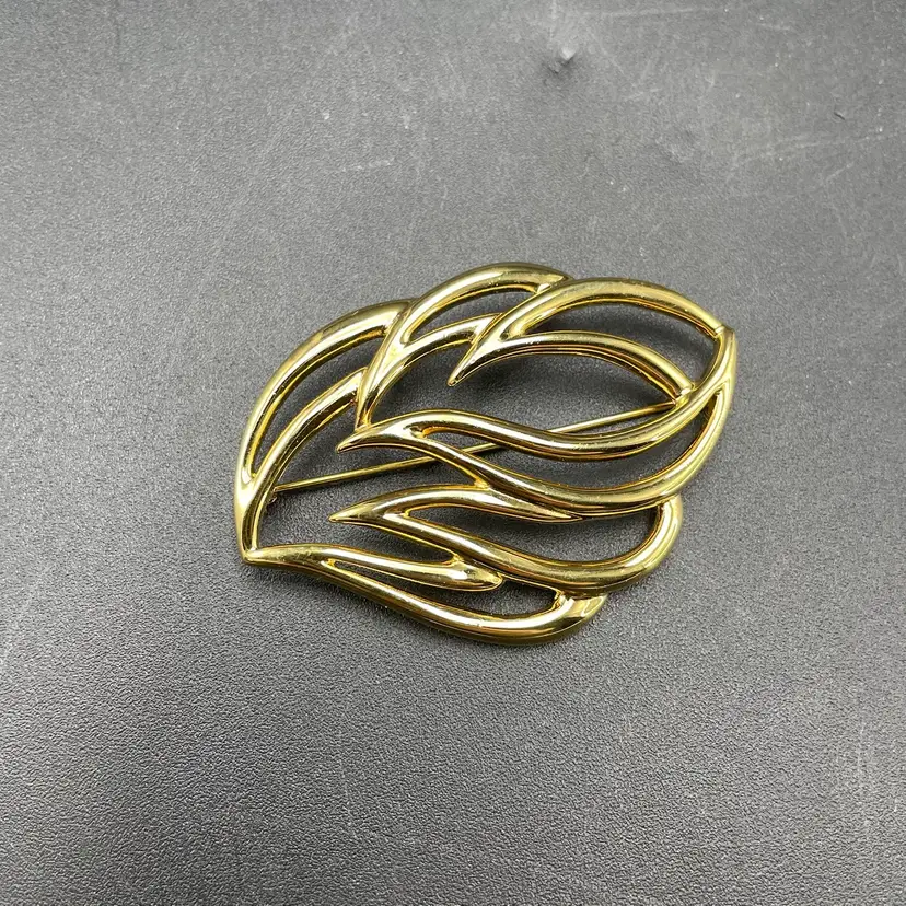 Monet Gold Tone Leaf Brooch Pin Jewelry Accessory Vintage