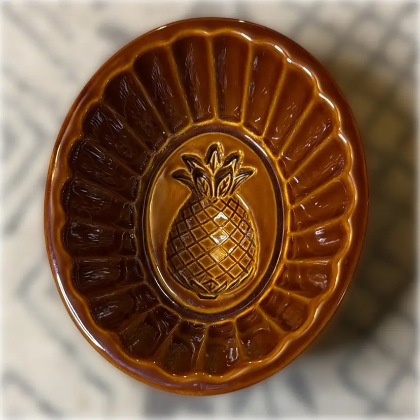 Williams Sonoma Pineapple Jello Mold / Wall Hanging - 7.25” long, 6” wide, and 3.5” tall