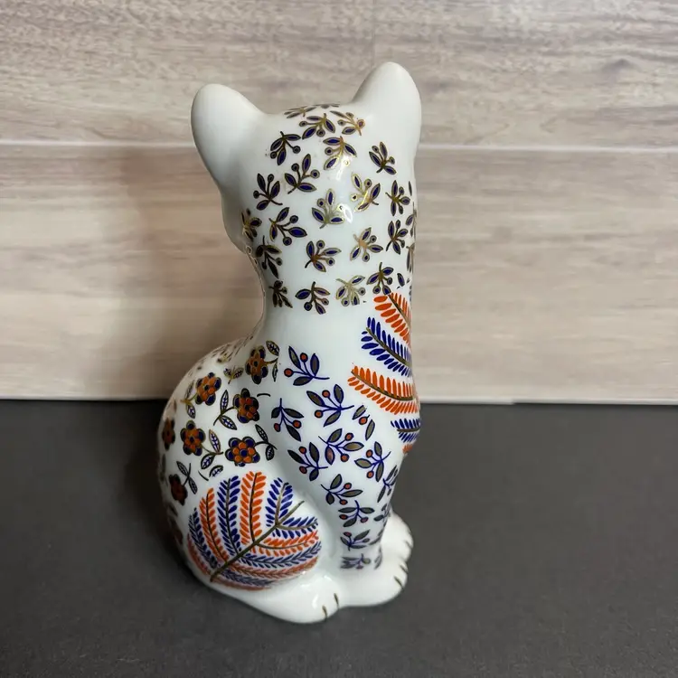 Inv. 4850 Porcelain White Cat With Gold Accents