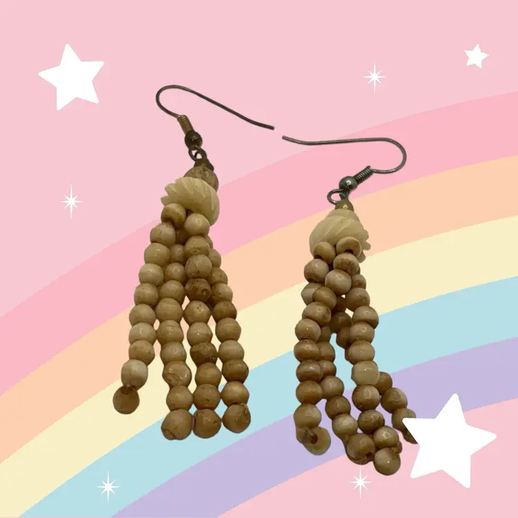 Shell chip dangle earrings