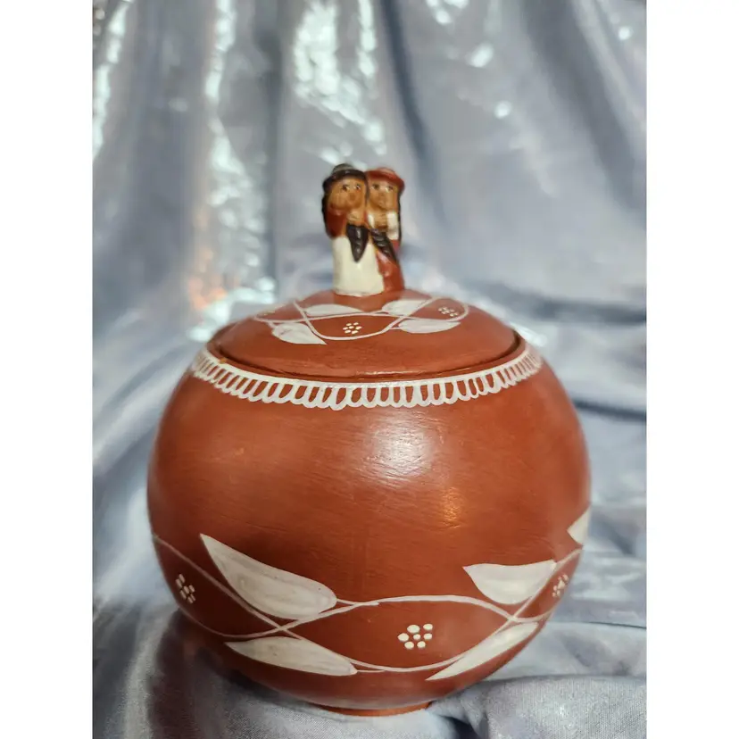 Peru Pottery Jar with 2 Peruvian native on lid