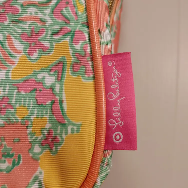 Lilly Pulitzer make up bag. Good condition. As shown.