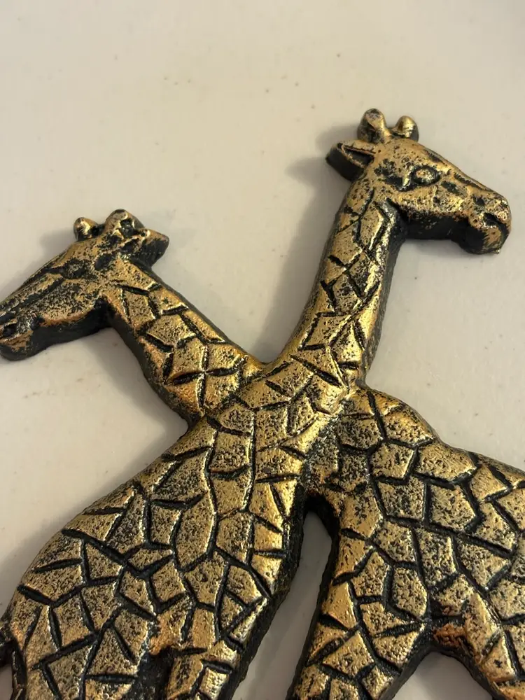 VINTAGE METAL GOLD TONE GIRAFFES WALL HANGER HOOK DECOR.