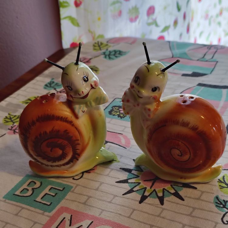 Vintage Snappy the Snail Salt and Pepper Shakers | Cute Anthropomorphic Snails for a Kitschy Kitchen | 1950s Enesco Made in Japan