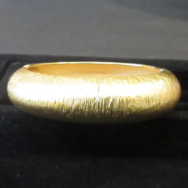 Vintage 1980s Crinkled Gold Tone Hinged Bangle Bracelet