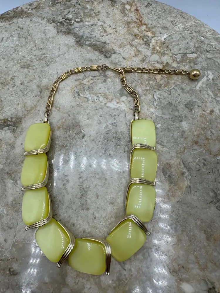 Vintage 1950's Lisner Mod Lime Lucite Choker Necklace
