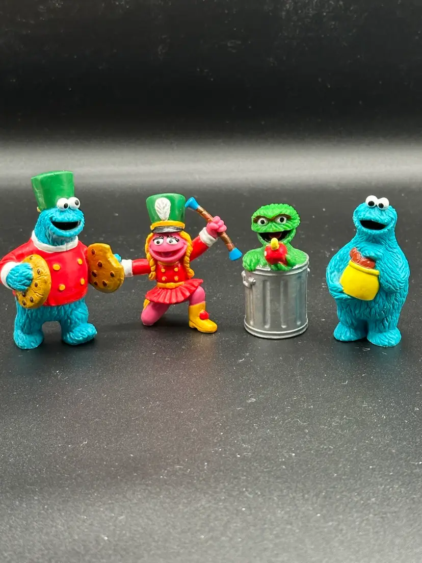 Lot 4 Vintage Sesame Street PVC Figures: Cookie Monster, Oscar & Betty Lou