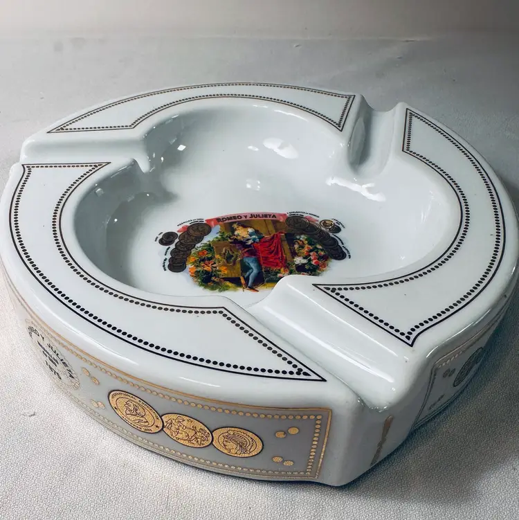 Huge Romeo Y Julieta Medallas de Oro Cigar Ashtray Porcelain in Original Box