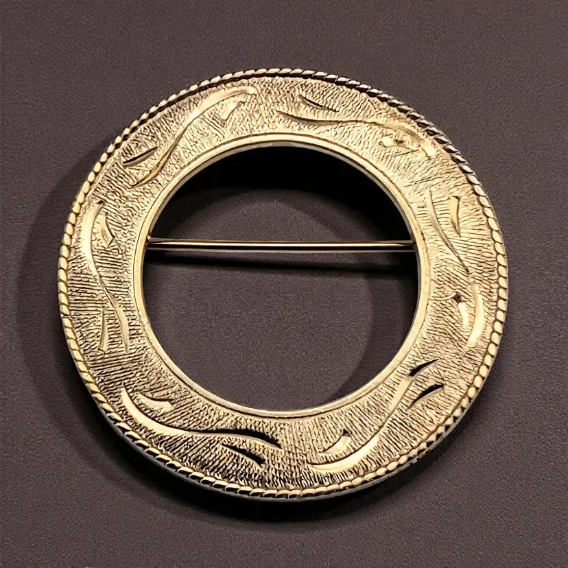 Vintage Coro Pegasus Gold Tone Open Etched Round Wreath Brooch Pin