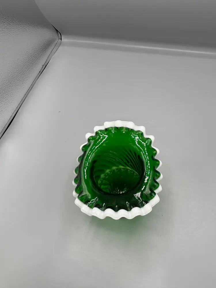 Vintage Fenton Emerald green snow crest top hat vase