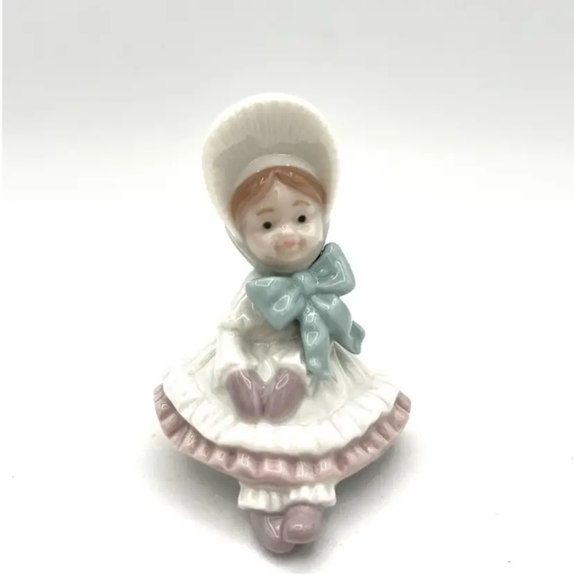 038. Spain 🇪🇸 Lladró Girl With Bonnet Ornament